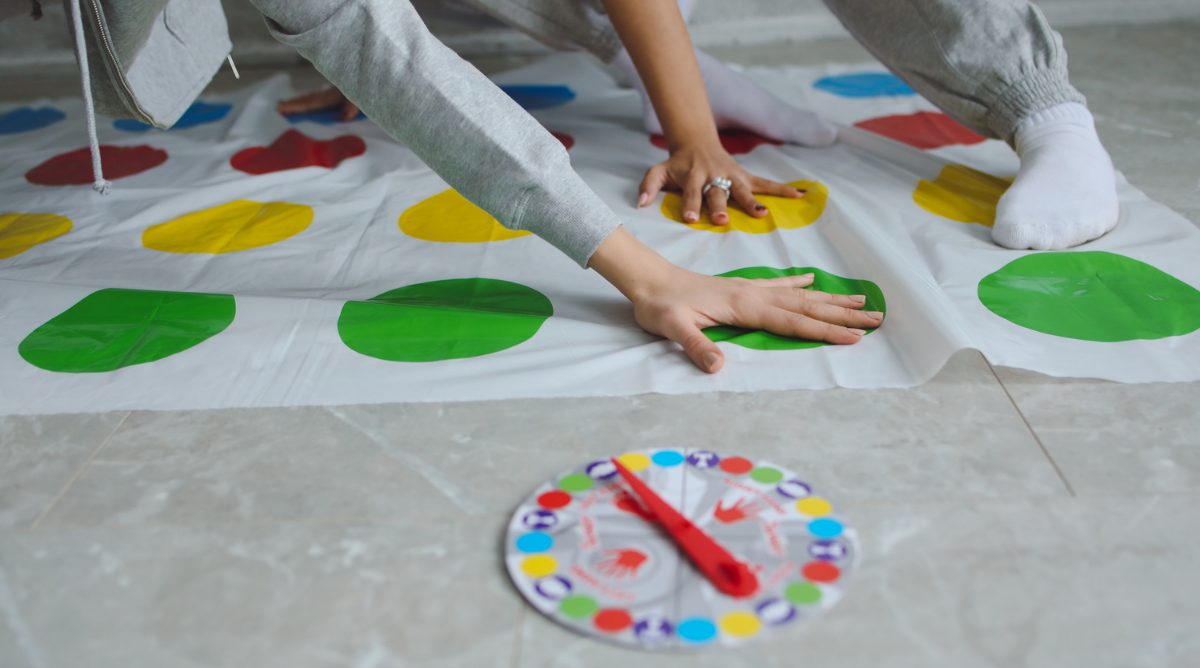 To mennesker spiller twister
